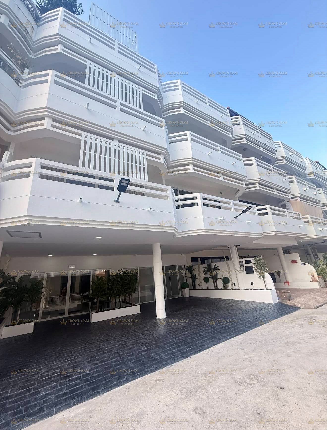 ANSOLA TOP FLOOR CONDO