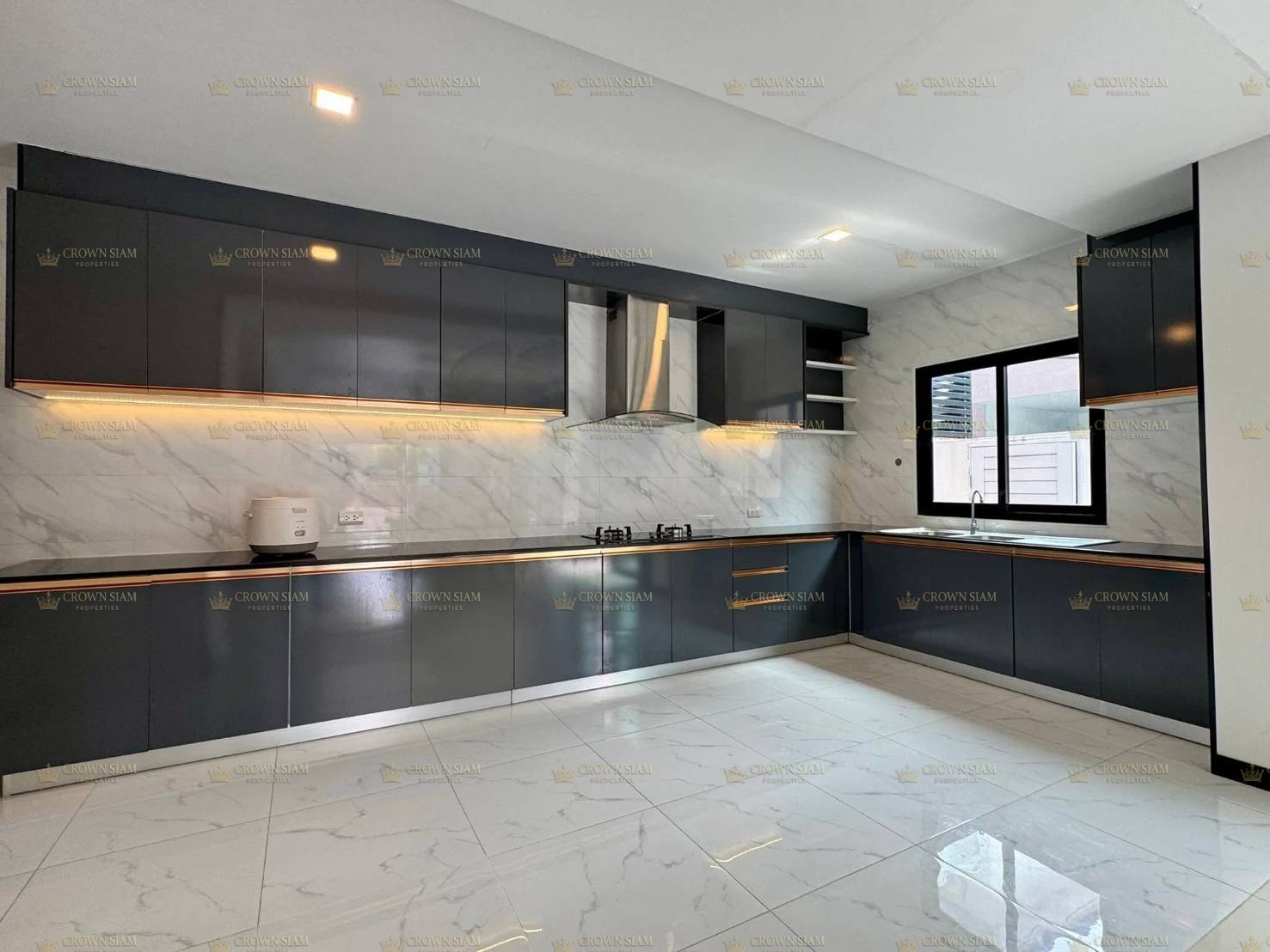 Huay Yai • THE Lake • 4BR Pool Villa for Rent - Image 8