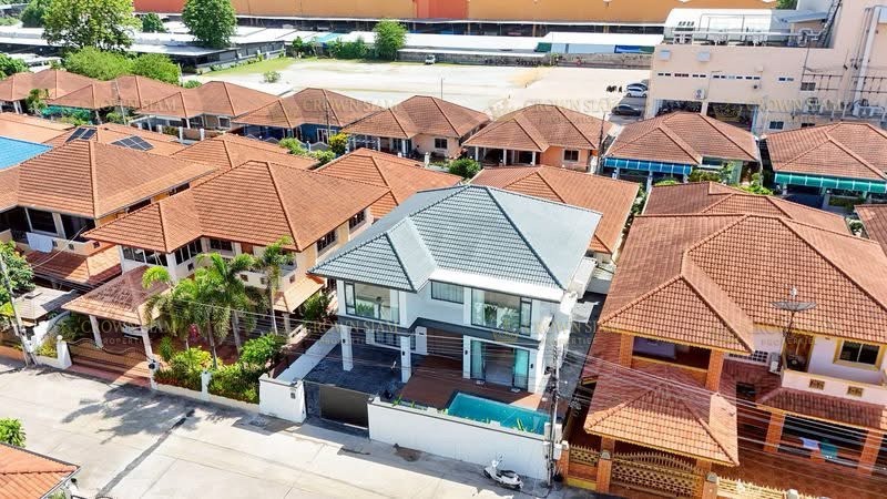 South Pattaya • Eakmongkol Thepprasit • 6BR House