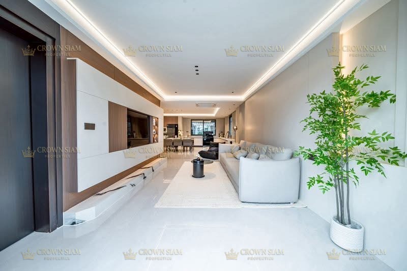 South Pattaya • Eakmongkol Thepprasit • 6BR House - Image 5